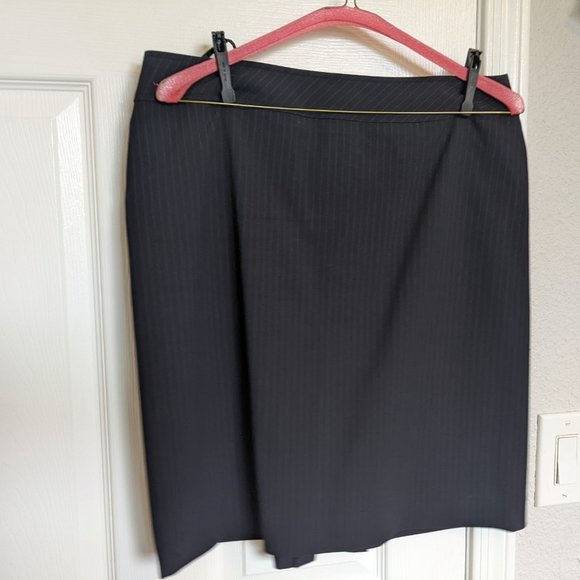 Tahari Navy/Charcoal PIN STRIPED (short) Skirt Suit  Vintage-y, EUC | 10 - Picture 9 of 16